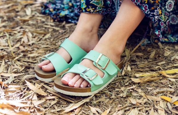 10 Astuces pour que vos Sandales ne glissent pas – Mumka Shoes